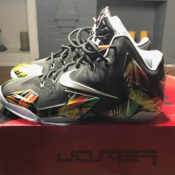 Lebron XI Size 8.5 - Picture 1 of 6